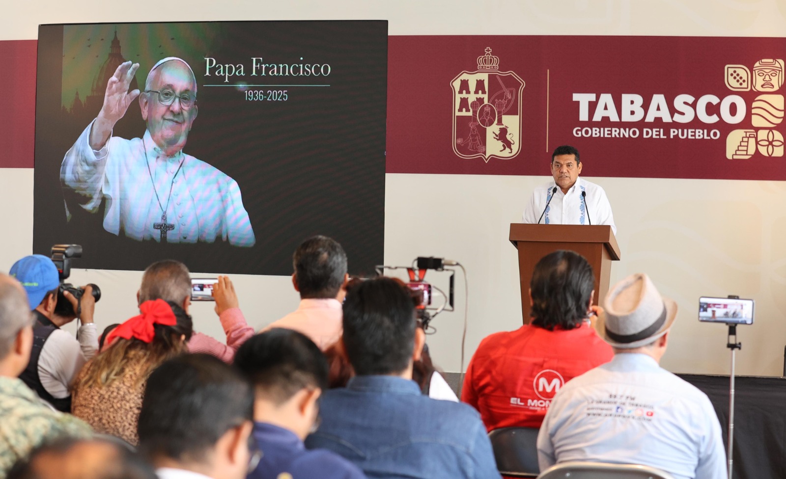 Gobernador de Tabasco envía condolencias a pueblo católico tras muerte del Papa Francisco