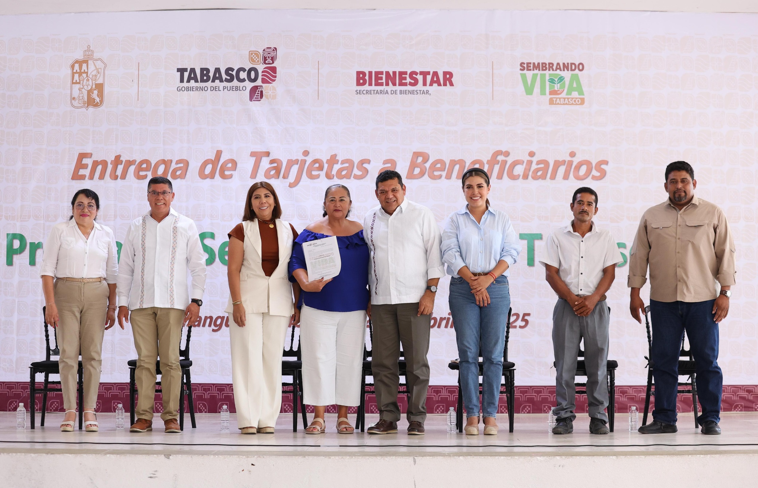Entrega Javier May 306 tarjetas de Sembrando Vida Tabasco