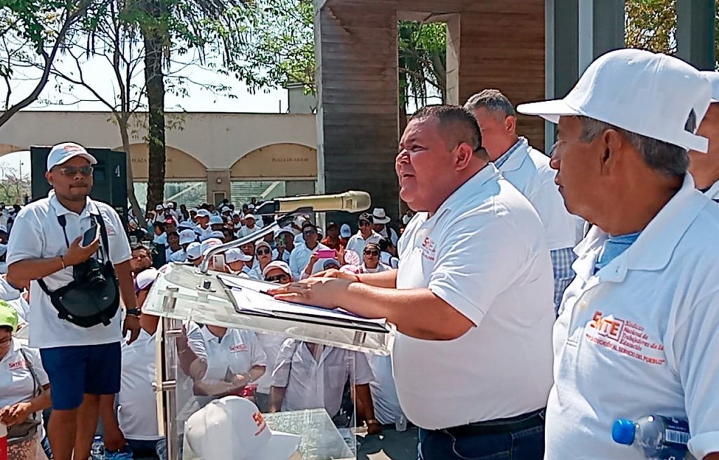 Maestros del SNTE marchan en Villahermosa por mejores condiciones laborales