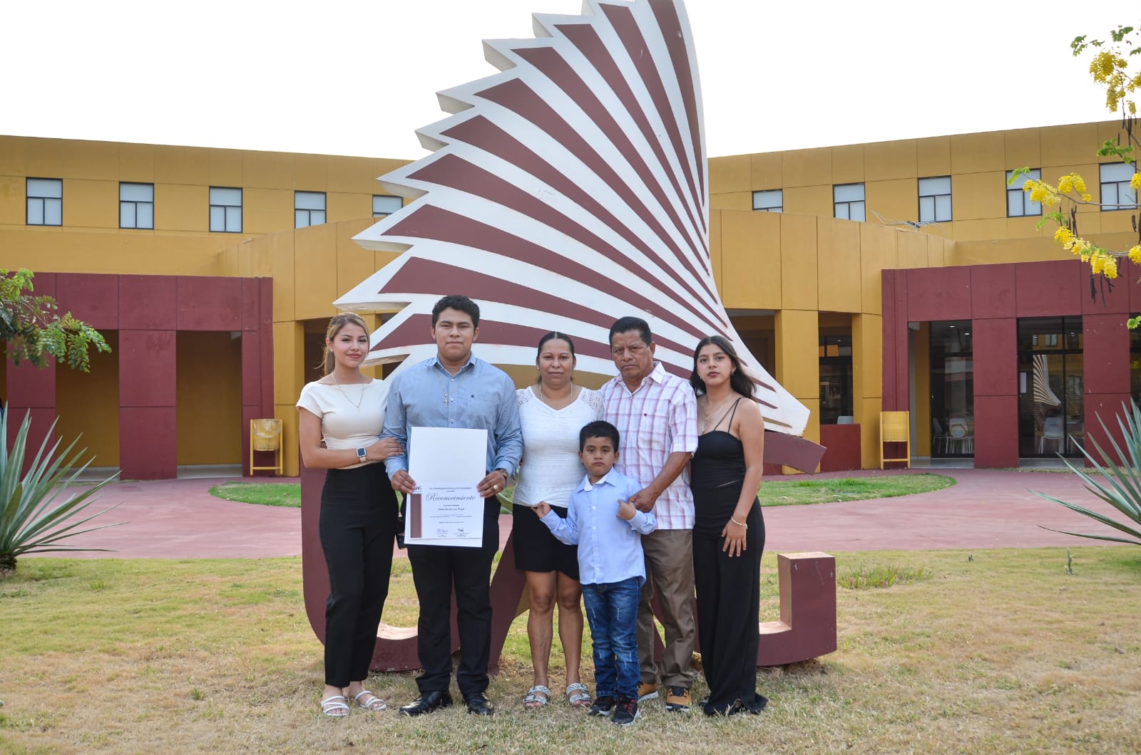 Reconocen a Luis Ángel Pérez Silvan por excelencia académica en Derecho