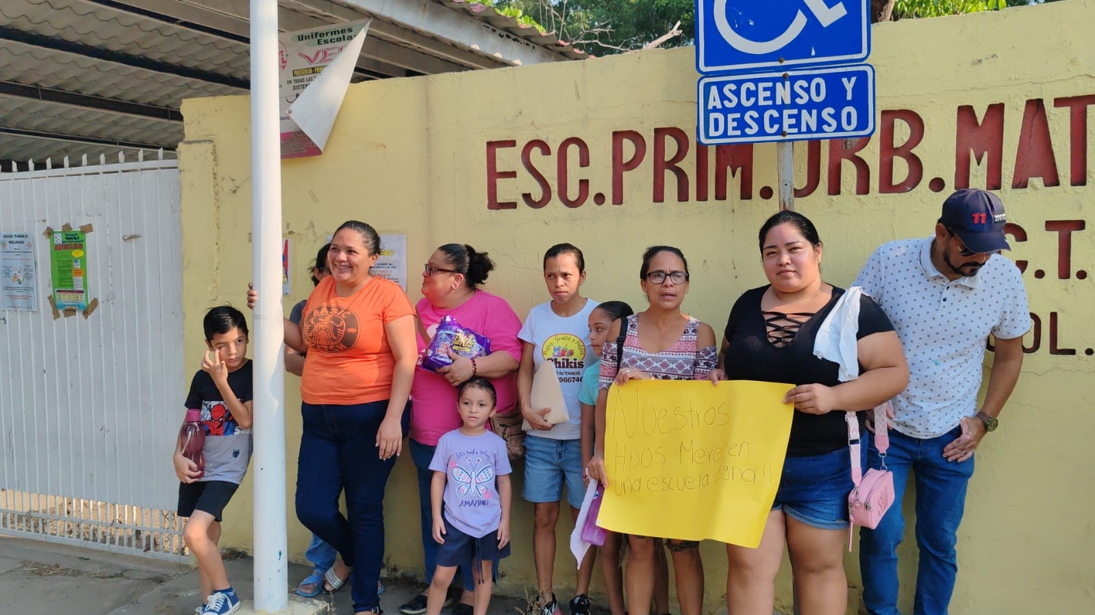 Padres de familia protestan por falta de energía eléctrica en escuela de Infonavit Atasta