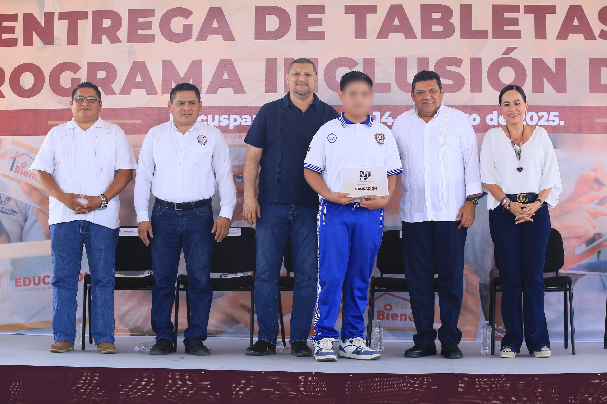 Entrega Javier May tabletas electrónicas a estudiantes de Macuspana 