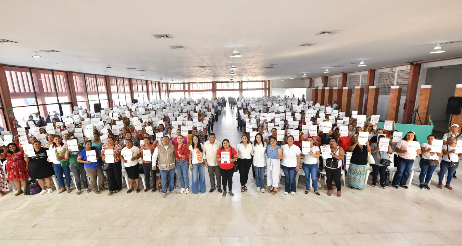 Consolidación de transformación se logrará con jefas de familia, destaca Javier May al entregar 750 tarjetas de Tandas para la Mujer en Huimanguillo