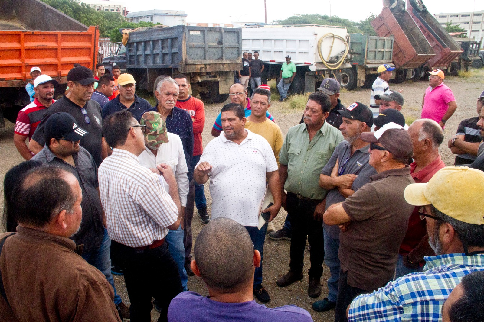 Volqueteros exigen pagos por trabajos en mercado de Gaviotas