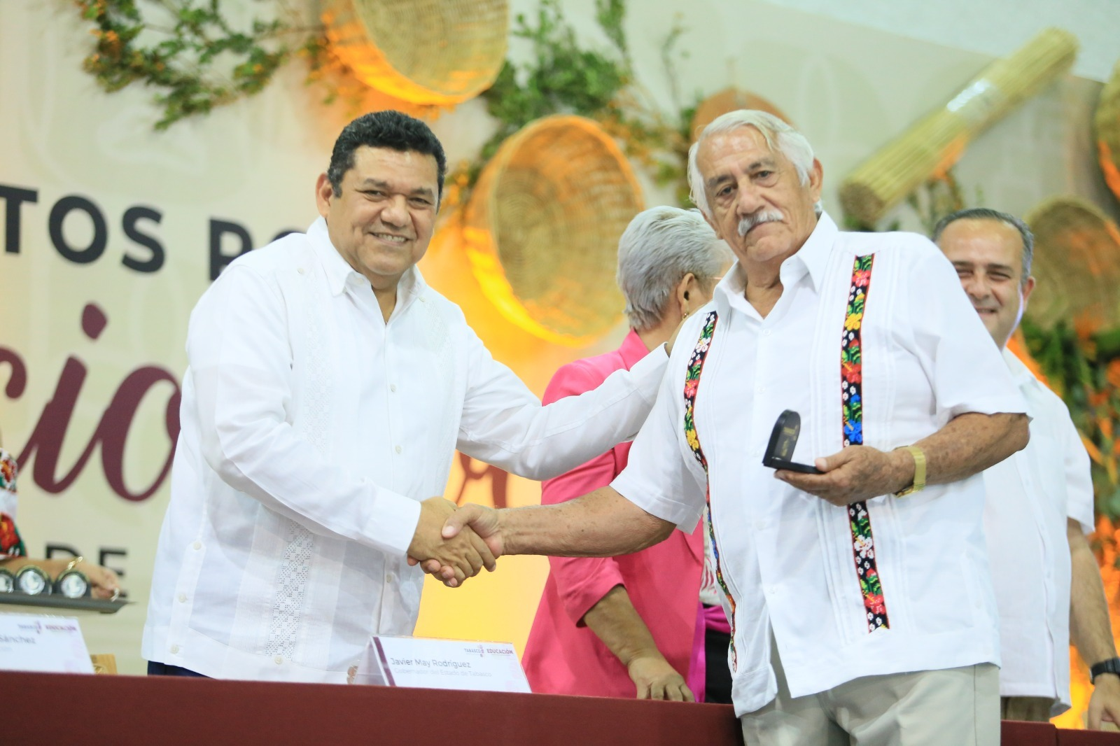 Reconocen a maestros que han entregado su vida al magisterio