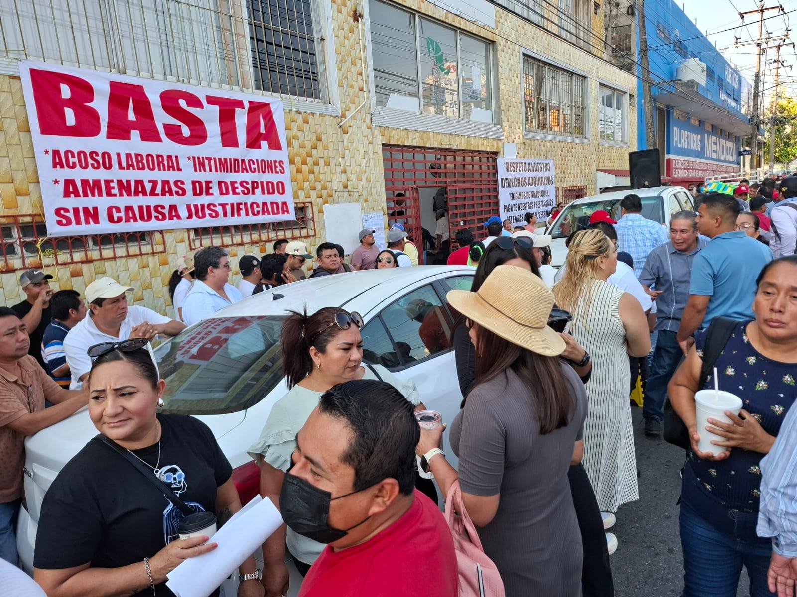 Protestan trabajadores del CECYTE Tabasco por adeudo de prestaciones; amenazan con paro indefinido
