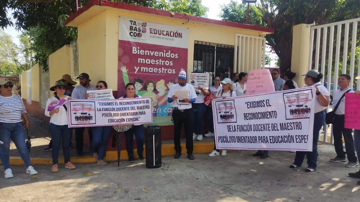 Psicólogos protestan en Tabasco; exigen reconocimiento como maestros orientadores