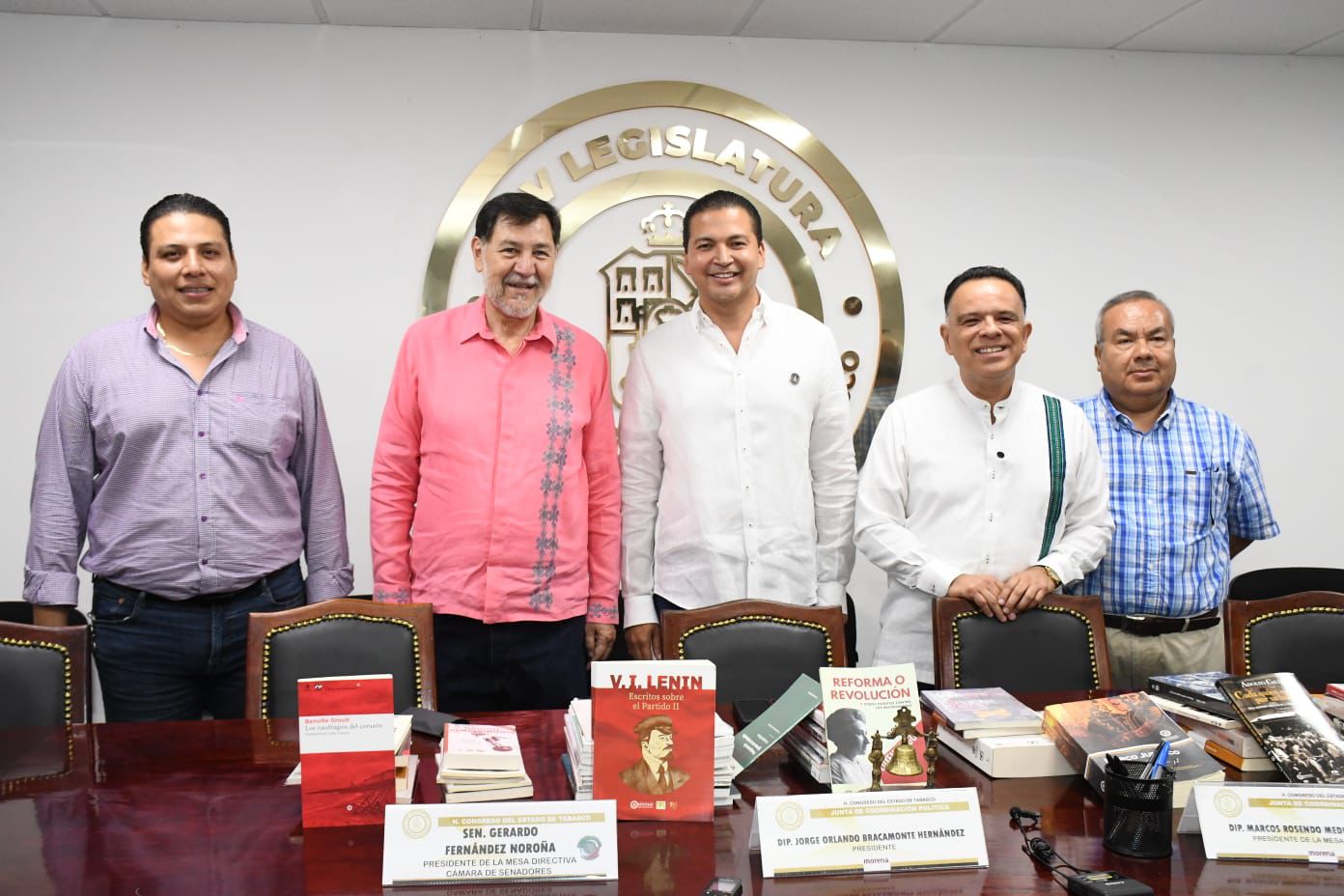  Senador Fernández Noroña entrega libros para fortalecer la cultura legislativa