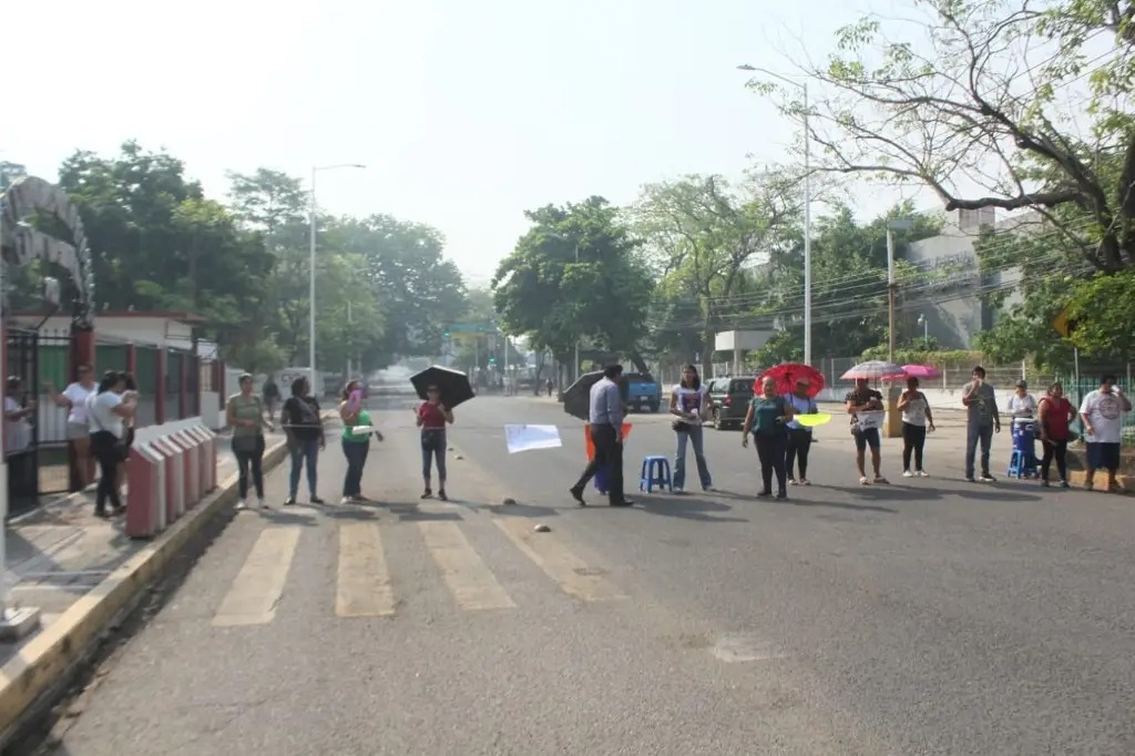 Padres del CAM 21 bloquean la avenida 27 de Febrero para exigir paso peatonal elevado