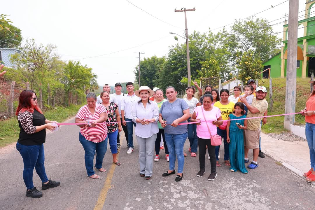 Entrega Yolanda Osuna obras viales y de alumbrado en rancherías Los Alvarado