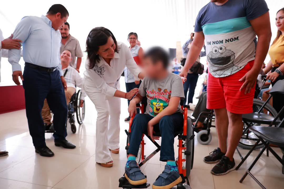 Entrega Yolanda Osuna 400 apoyos a personas vulnerables y con discapacidad de Centro