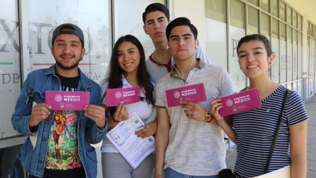 Alrededor de 120 mil jóvenes de prepa y universidades ya reciben becas en Tabasco 