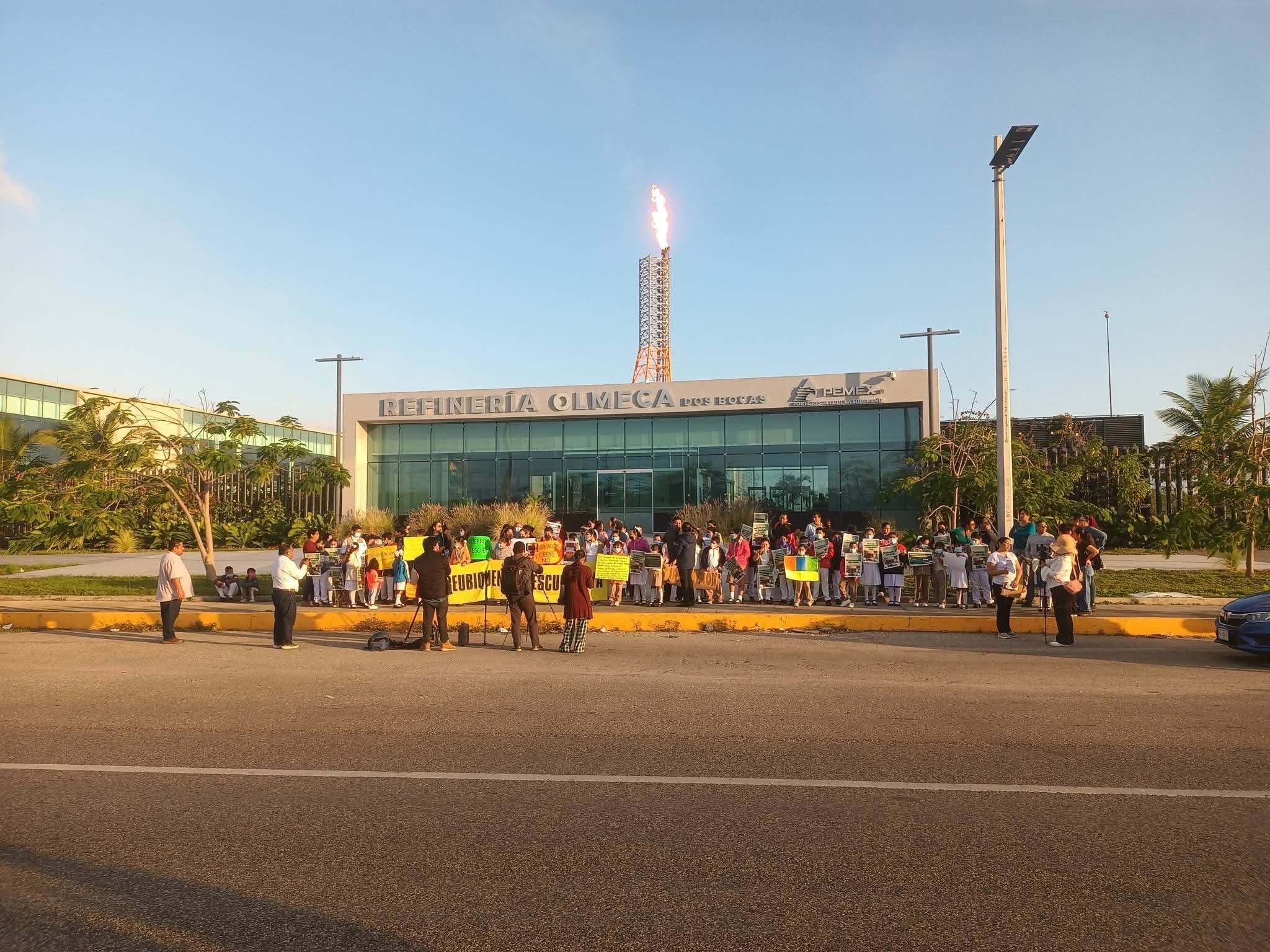 No se plantea cerrar escuelas cercanas a la refinería; reubicación es tema del gobierno federal: Setab