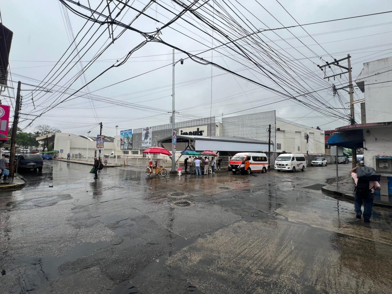 Dan seguimiento SAS y Protección Civil en zonas con encharcamientos en Villahermosa por lluvias intensas de 98.5 milímetros