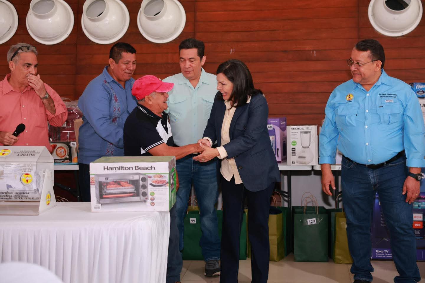 Reconoce Yolanda Osuna el esmero del personal de jardinería por embellecer los espacios públicos