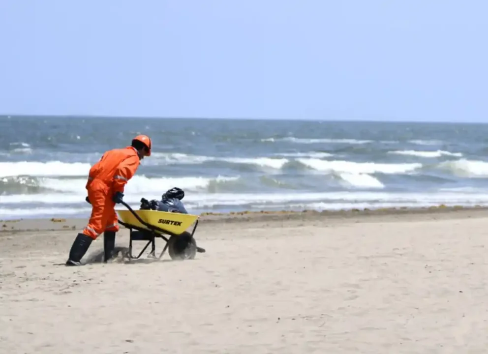 SHEINBAUM AFIRMA QUE PLAYAS ESTÁN LIMPIAS TRAS DERRAME EN EL GOLFO DE MÉXICO