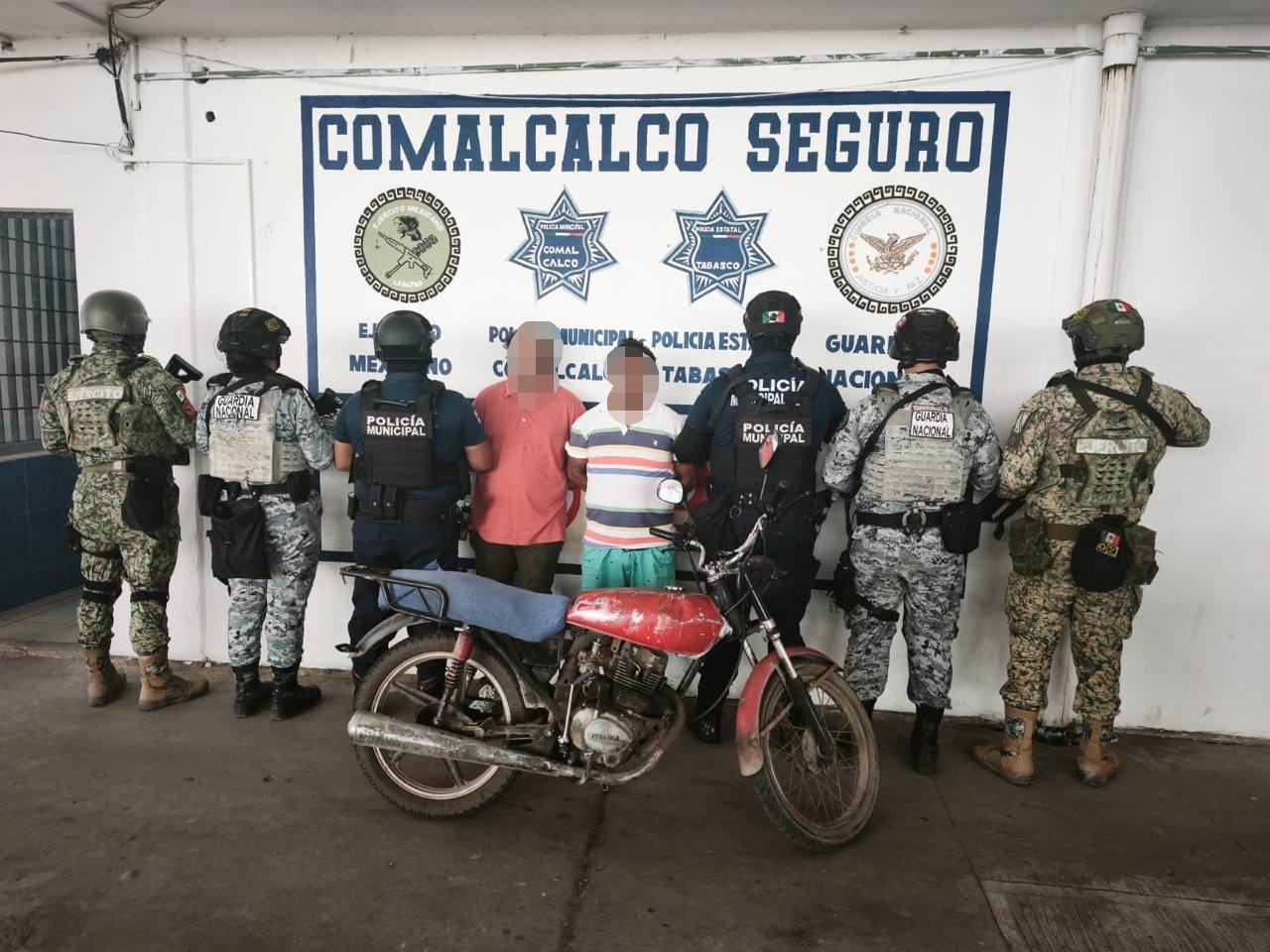 Detienen a dos presuntos extorsionadores en Comalcalco; fueron señalados directamente por el afectado