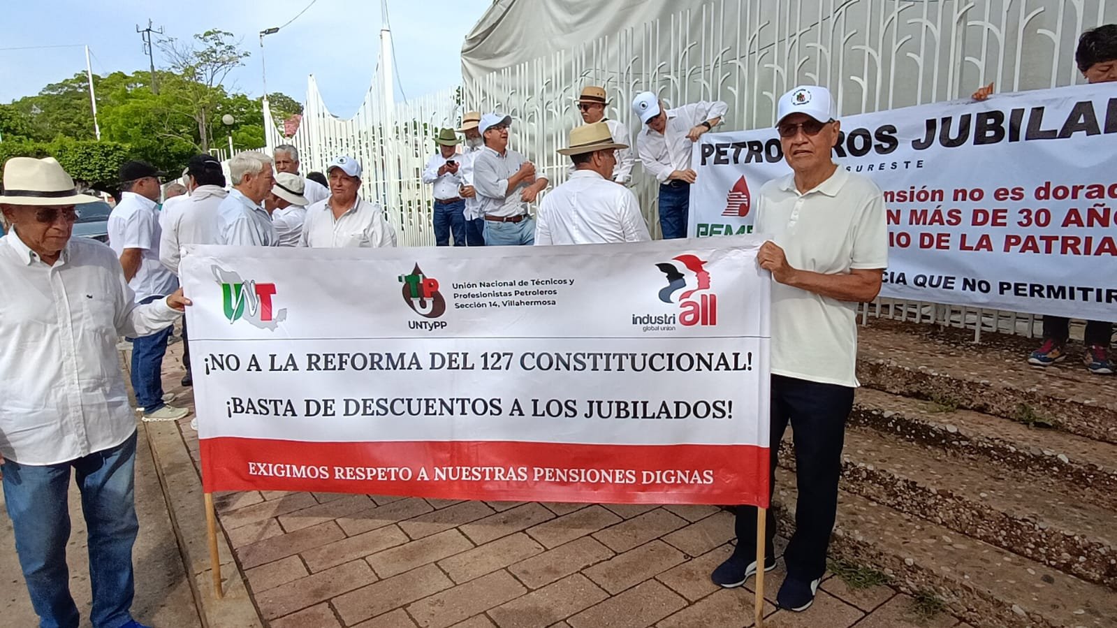 Jubilados de Pemex, CFE y Telmex marchan en Tabasco contra reforma al artículo 127 constitucional