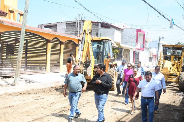 Supervisan avances de obra en el Barrio La Candelaria, en Jalpa de Méndez