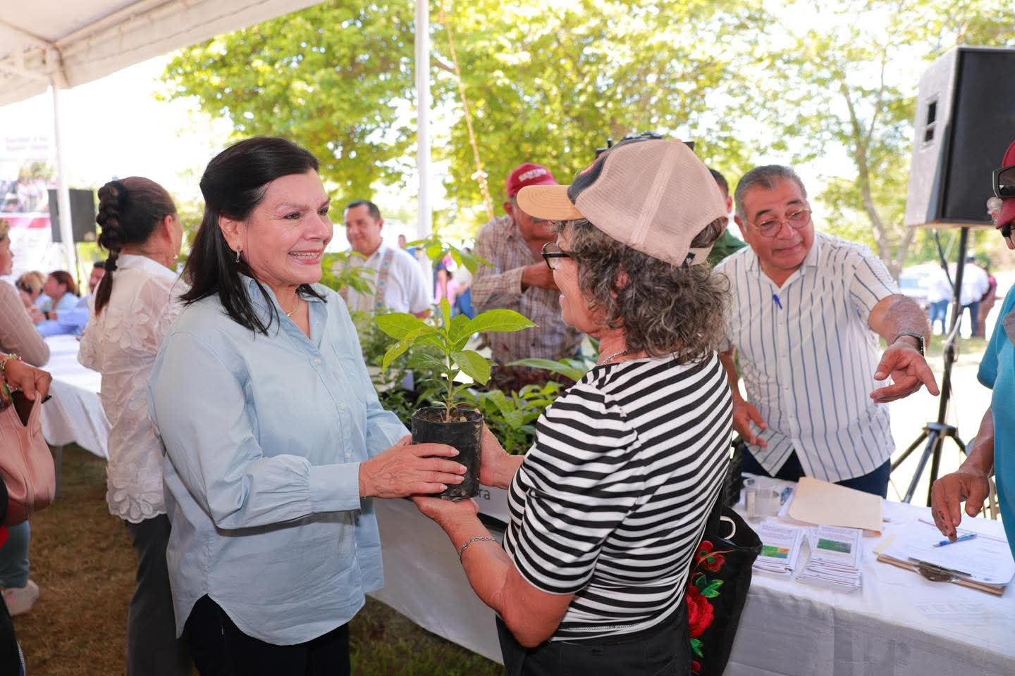  Lleva Yolanda Osuna Centro +Cerca a Las Rosas, en Ocuiltzapoltán y entrega apoyos funcionales a personas con discapacidad motriz