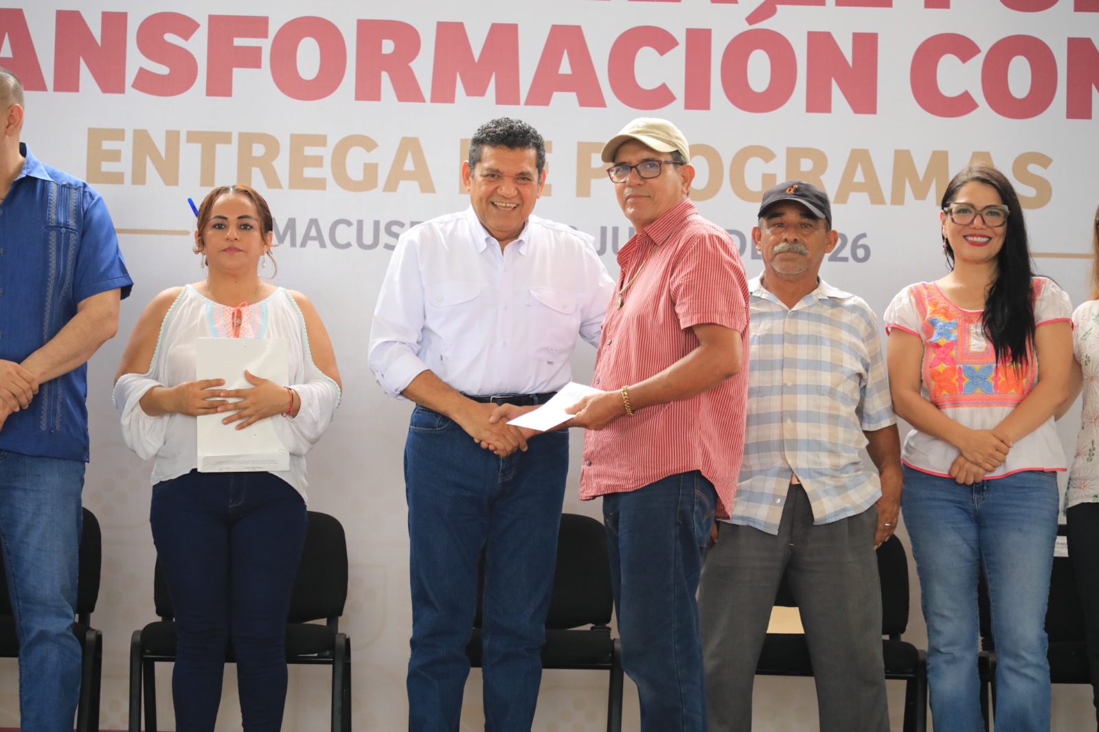 Adultos mayores tabasqueños reciben tarjetas de Bienestar y Plenitud