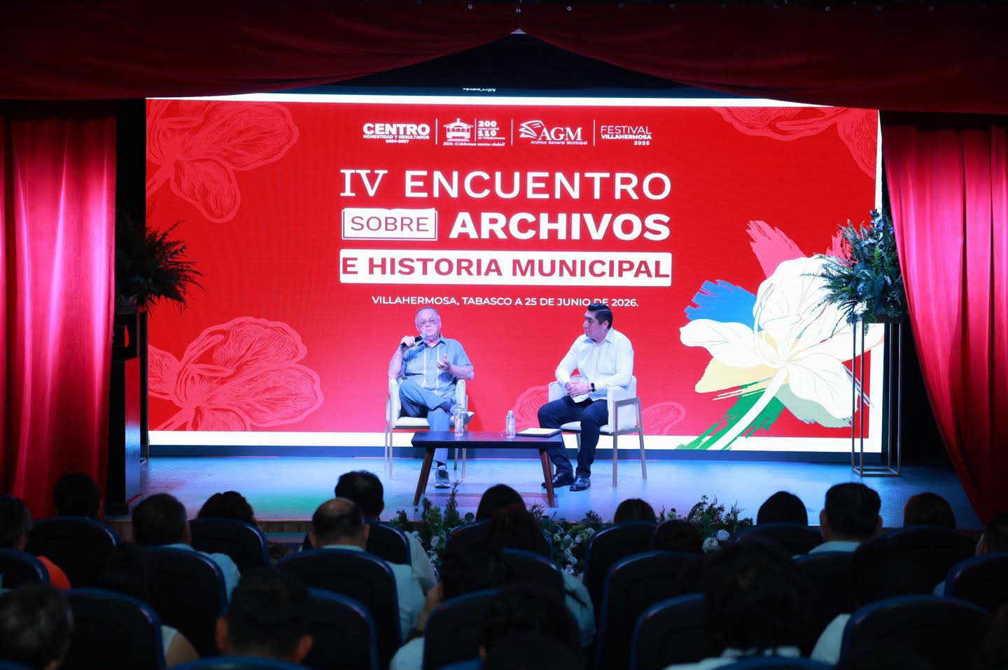 La representante del Archivo General de la Nación México, Elsa Saavedra Castro, entrega reconocimiento a la alcaldesa por el Fortalecimiento del Archivo Municipal de Centro