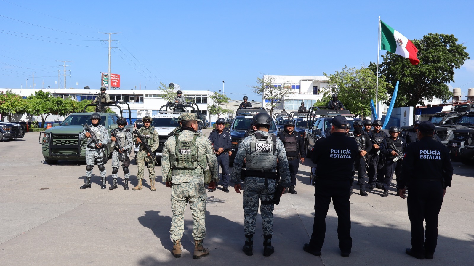 🚨 Detienen a 14 personas y aseguran más de 65 mil litros de hidrocarburo en Tabasco