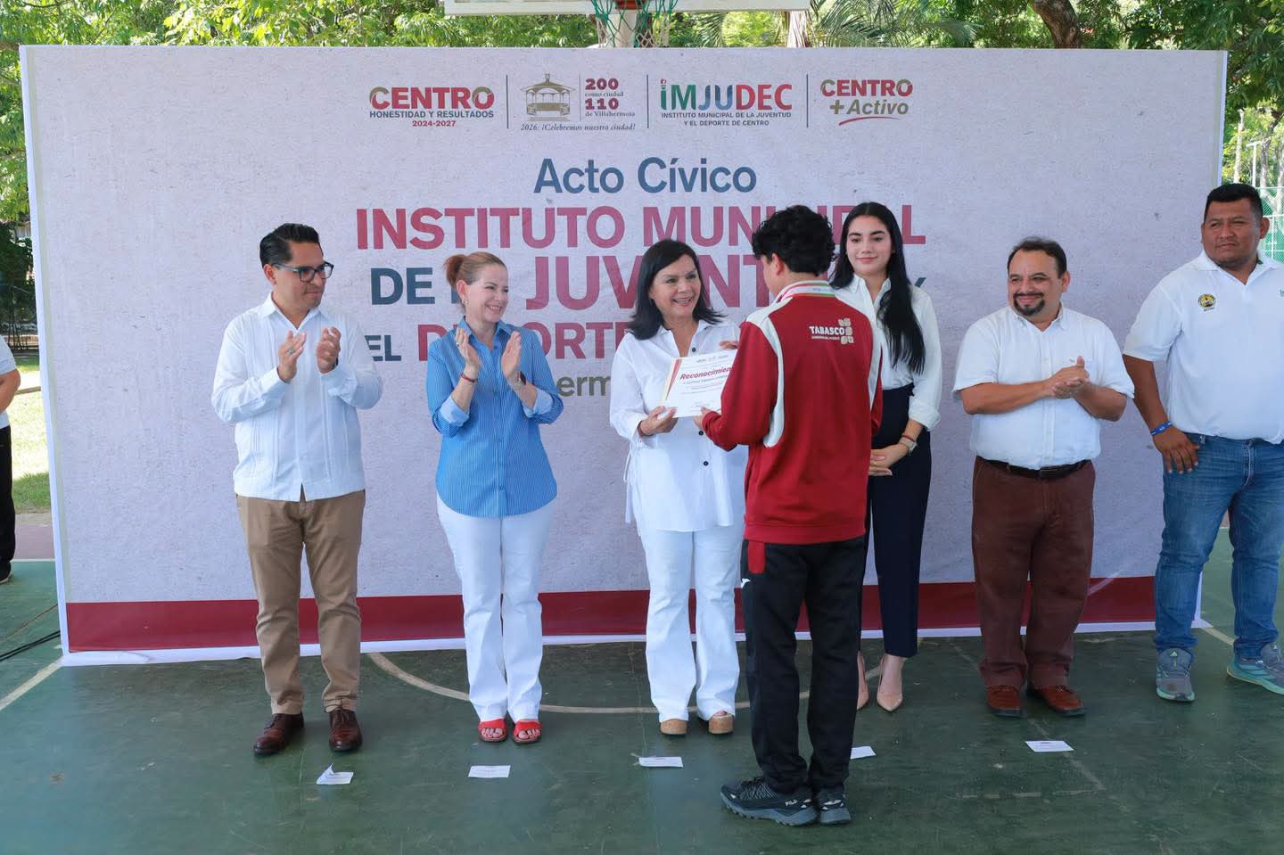 Reconoce Yolanda Osuna compromiso de colaboradores y deportistas en homenaje a los símbolos patrios