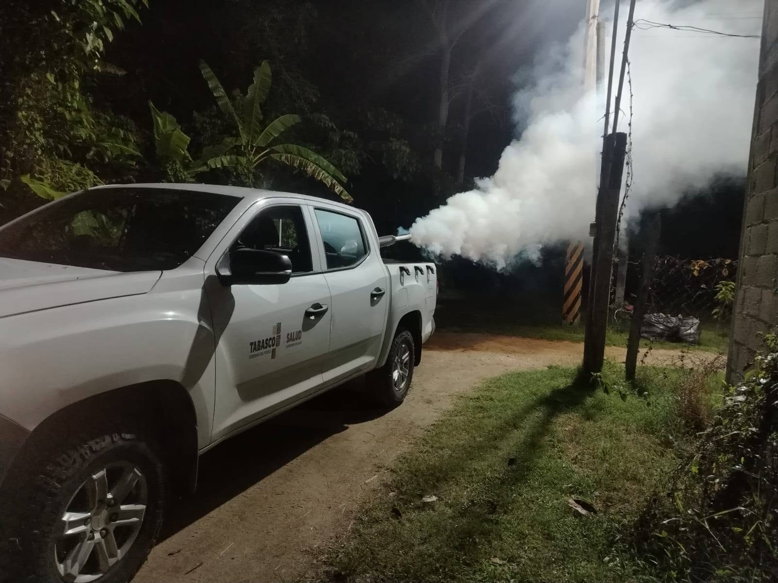 Salud intensifica acciones contra el dengue con nebulización en Tecolutilla.