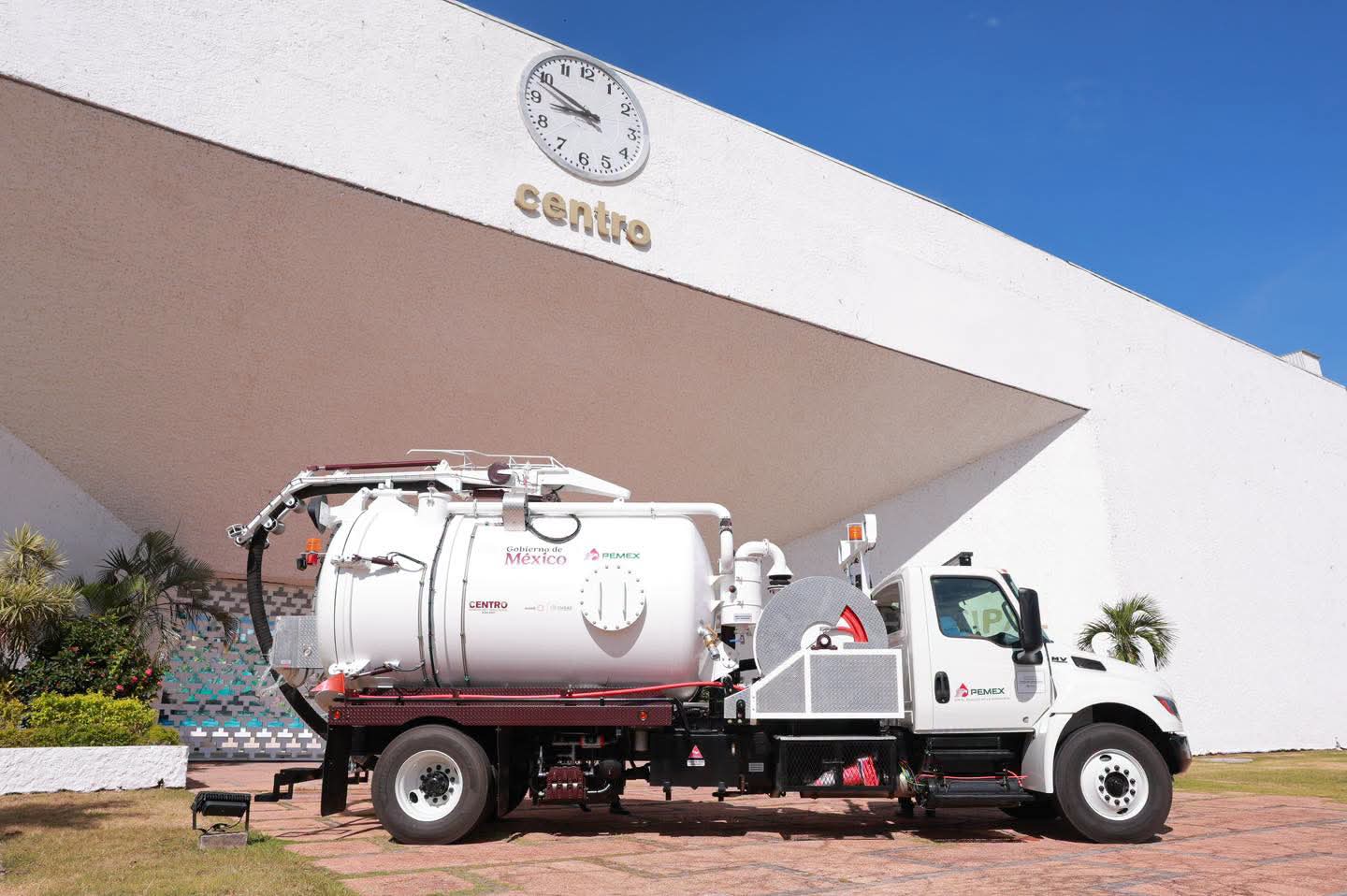  Fortalece Centro servicios municipales con unidad tipo Vactor donada por Pemex