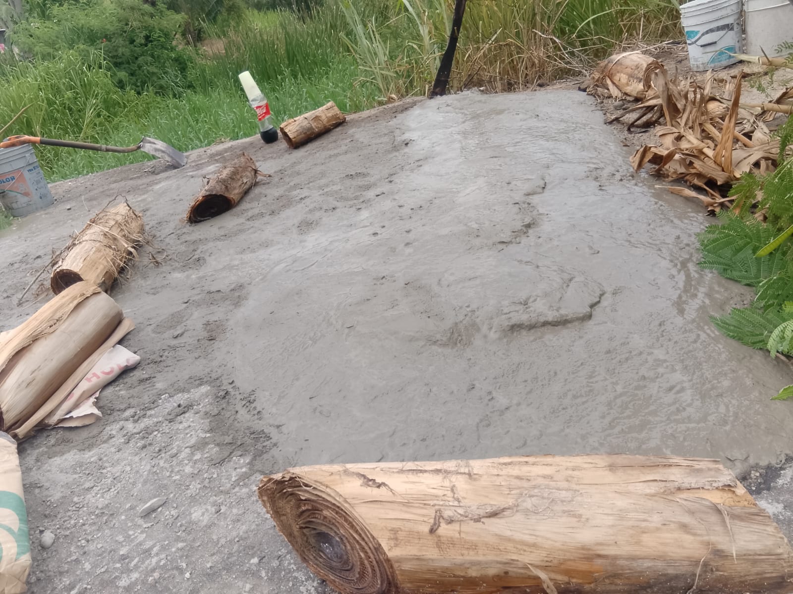 Habitantes de Huapacal 1ra tapan baches con sus propios recursos ante abandono de la carretera