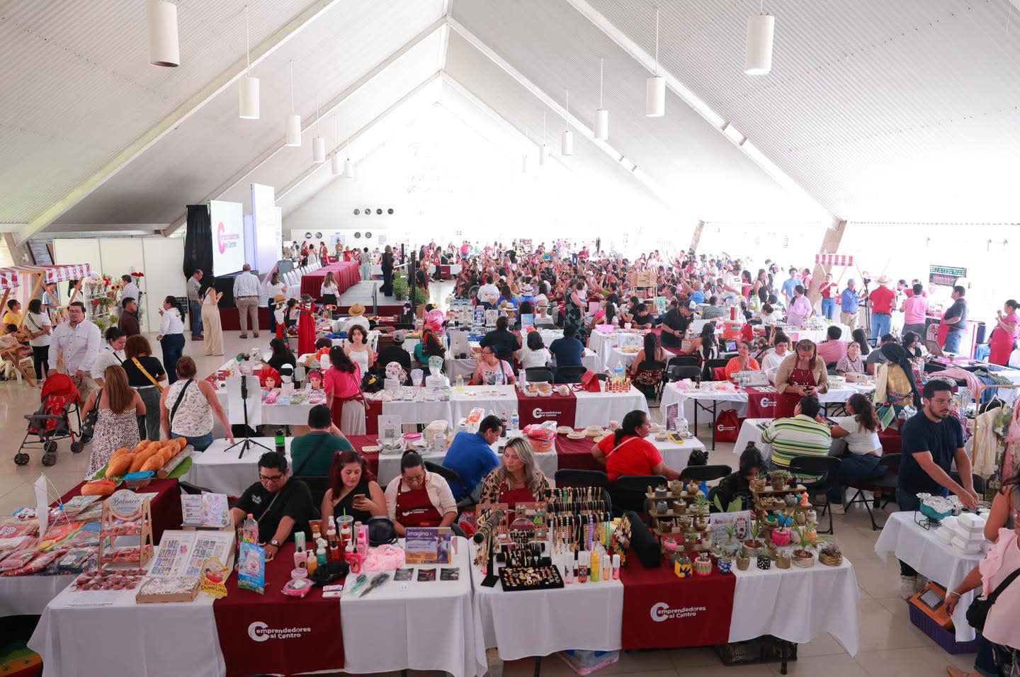 Reconoce Yolanda Osuna a 285 egresados de la tercera generación de Emprendedores al Centro
