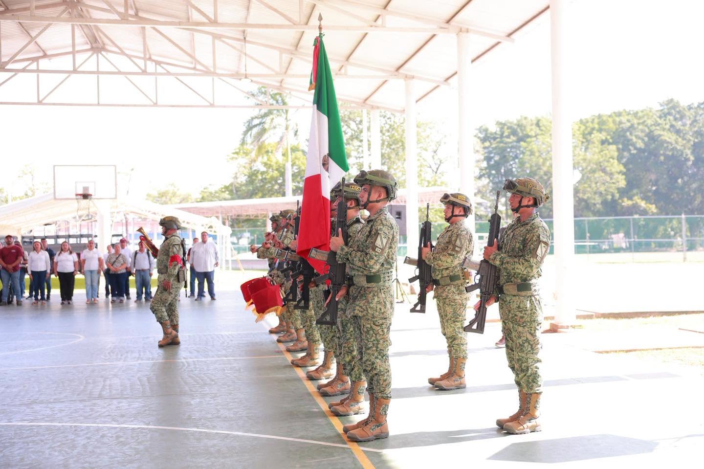 Refrenda Yolanda Osuna compromiso con valores cívicos al rendir honores a la Bandera Nacional