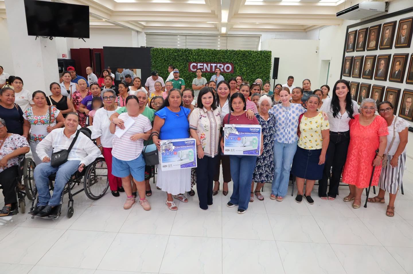 Entrega Yolanda Osuna máquinas de coser a mujeres para fortalecer el autoempleo