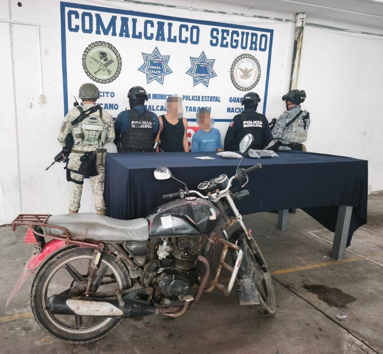 Detienen en Comalcalco a par de sujetos con varias dosis de marihuana