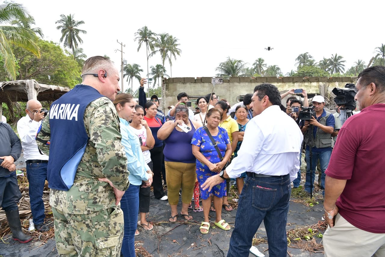 Javier May recorre comunidades afectadas por el frente frío número 2 en Paraíso.